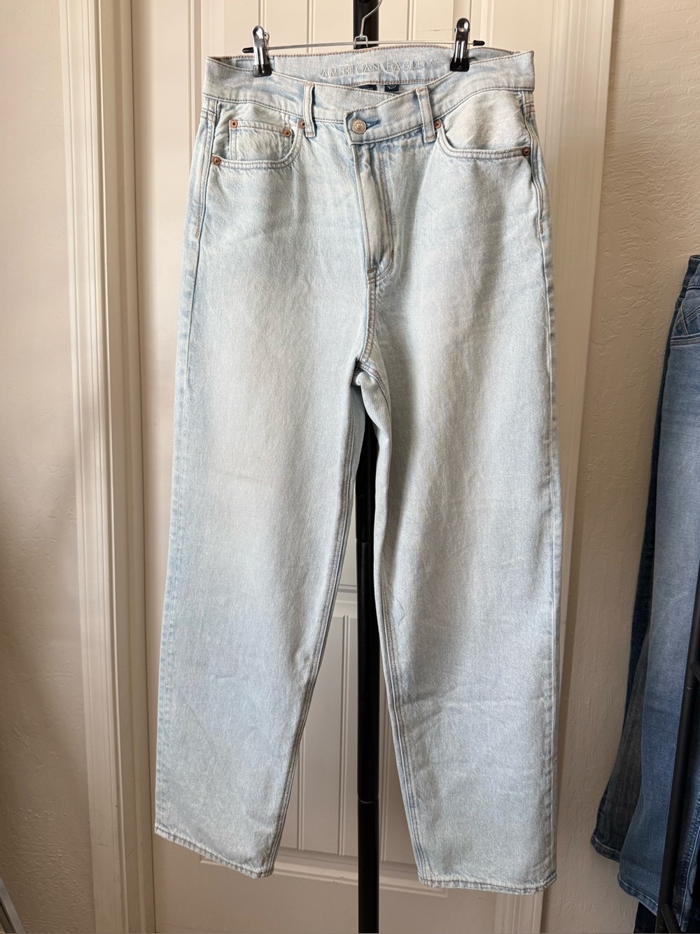 AMERICAN EAGLE "Strigid" Ultra Light Wash Straight Jeans | Size 10 Short